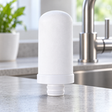 Recharge Aquamerra pour filtre sur robinet, présentée dans un décor de cuisine.