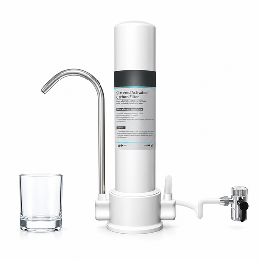 Système de filtration d’eau Aquamerra à poser sur un comptoir, présenté sur fond blanc.