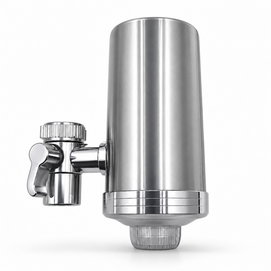 Filtre à eau en acier inoxydable Aquamerra pour robinet de cuisine, présenté sur fond blanc.